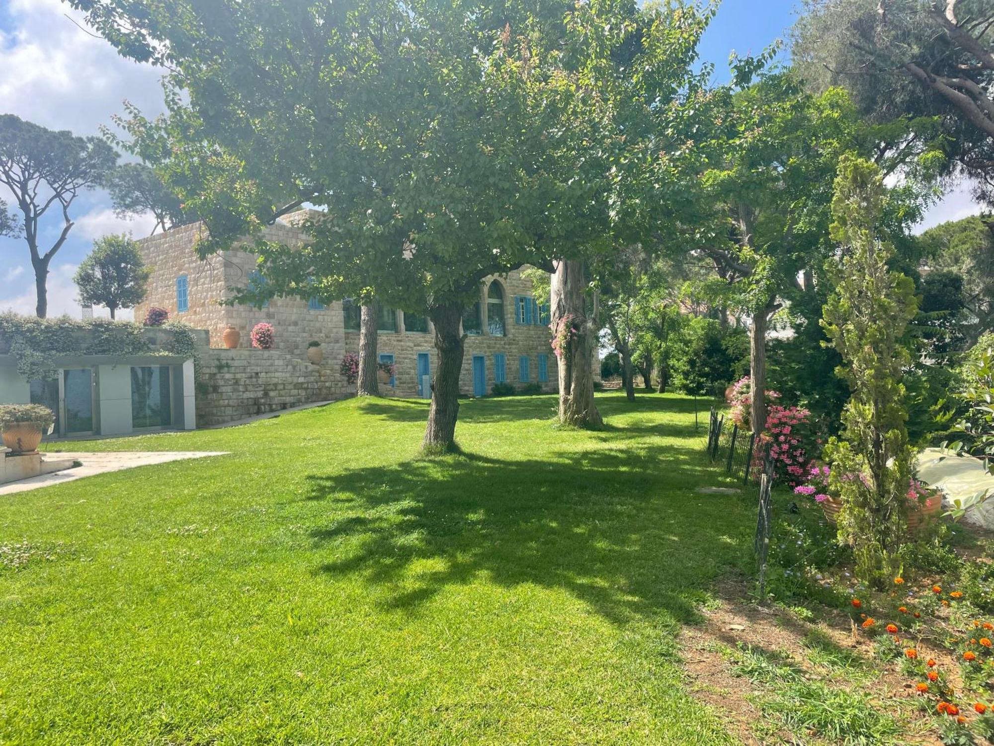 Hotel Al Bustan Beit Mery Esterno foto