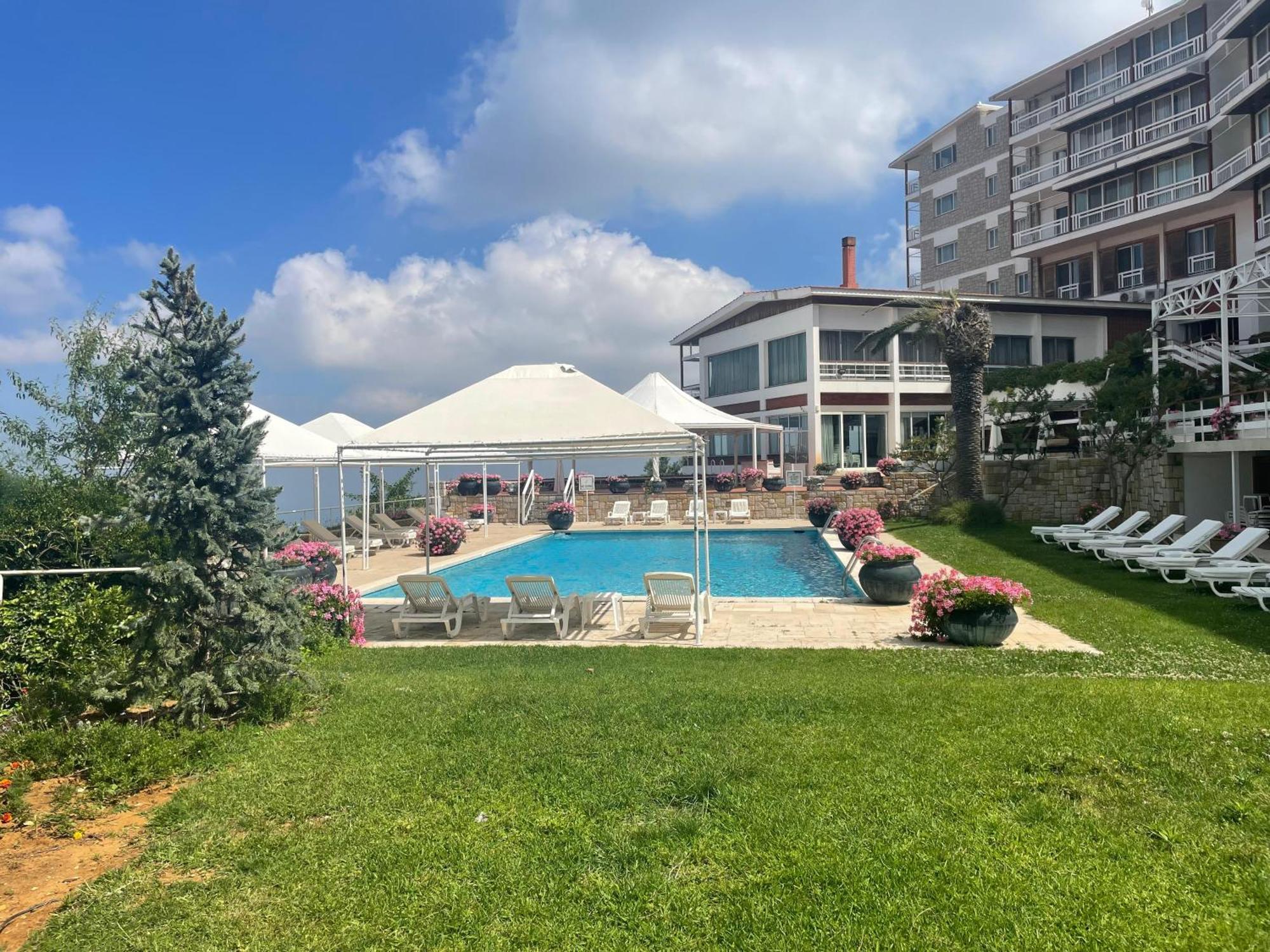 Hotel Al Bustan Beit Mery Esterno foto