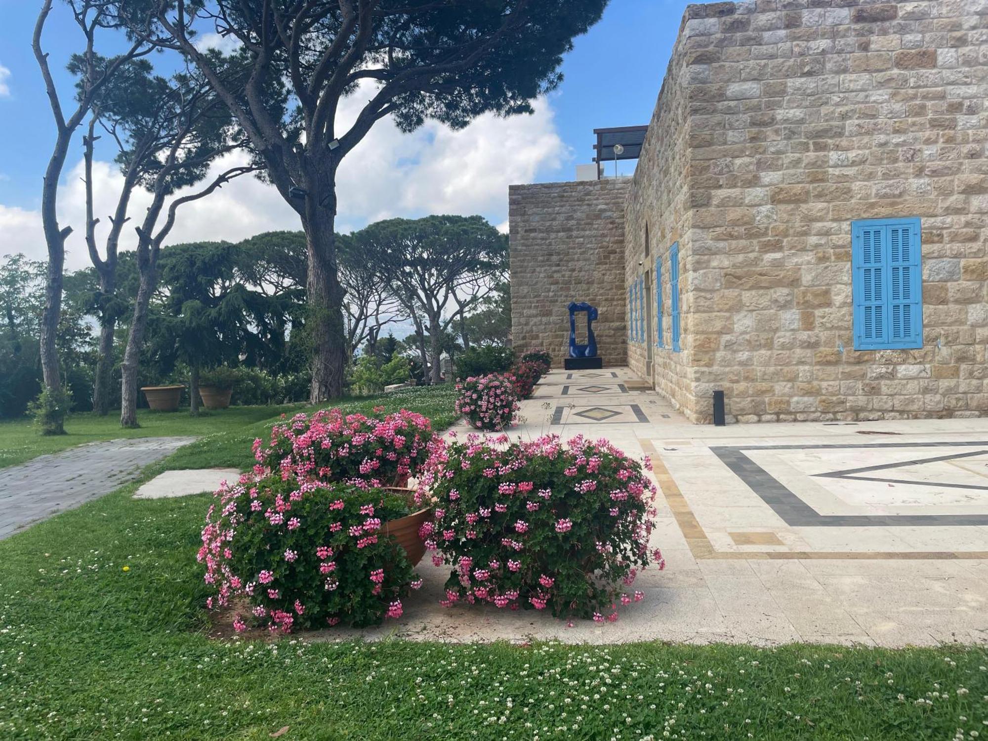 Hotel Al Bustan Beit Mery Esterno foto