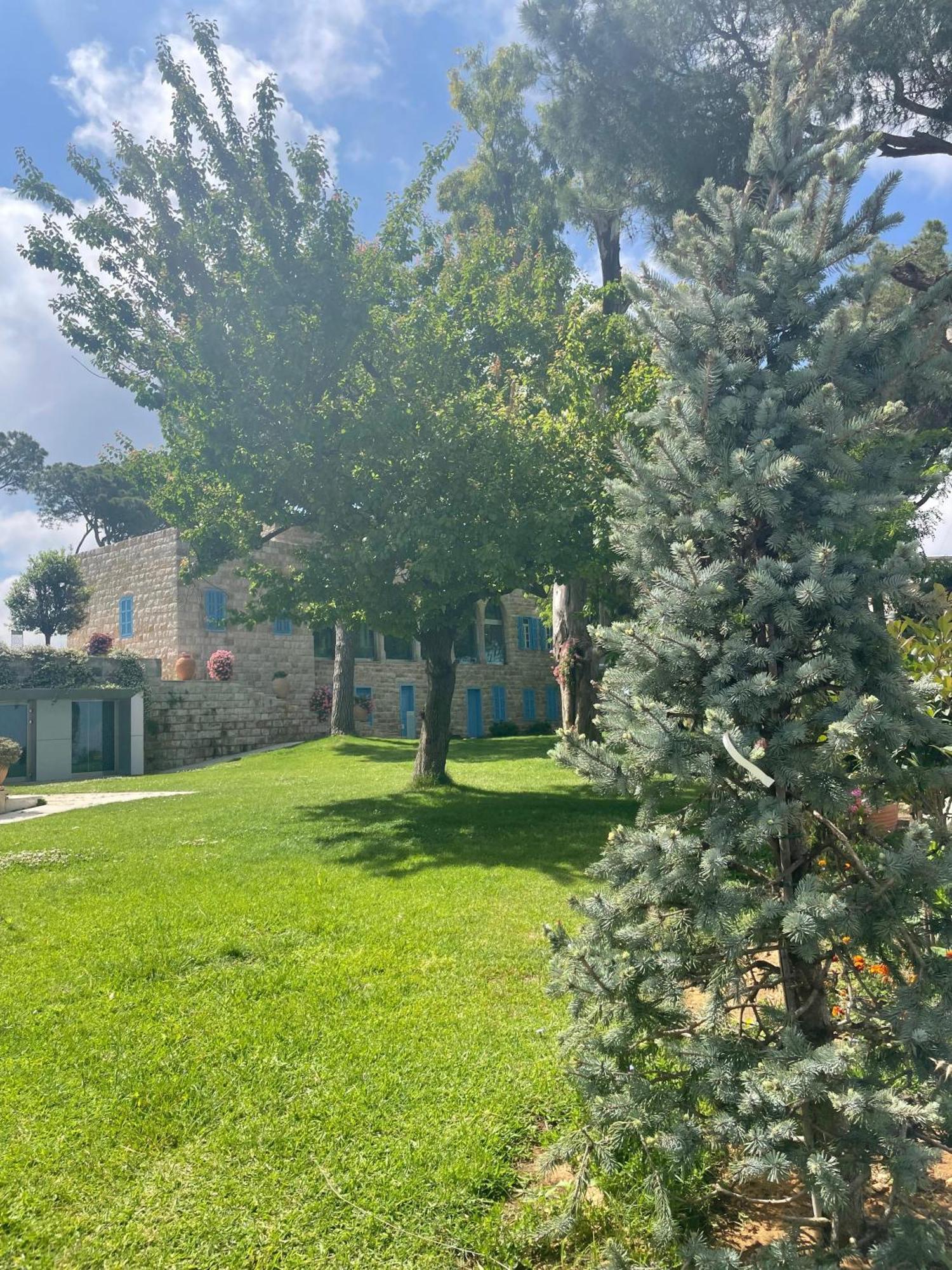 Hotel Al Bustan Beit Mery Esterno foto