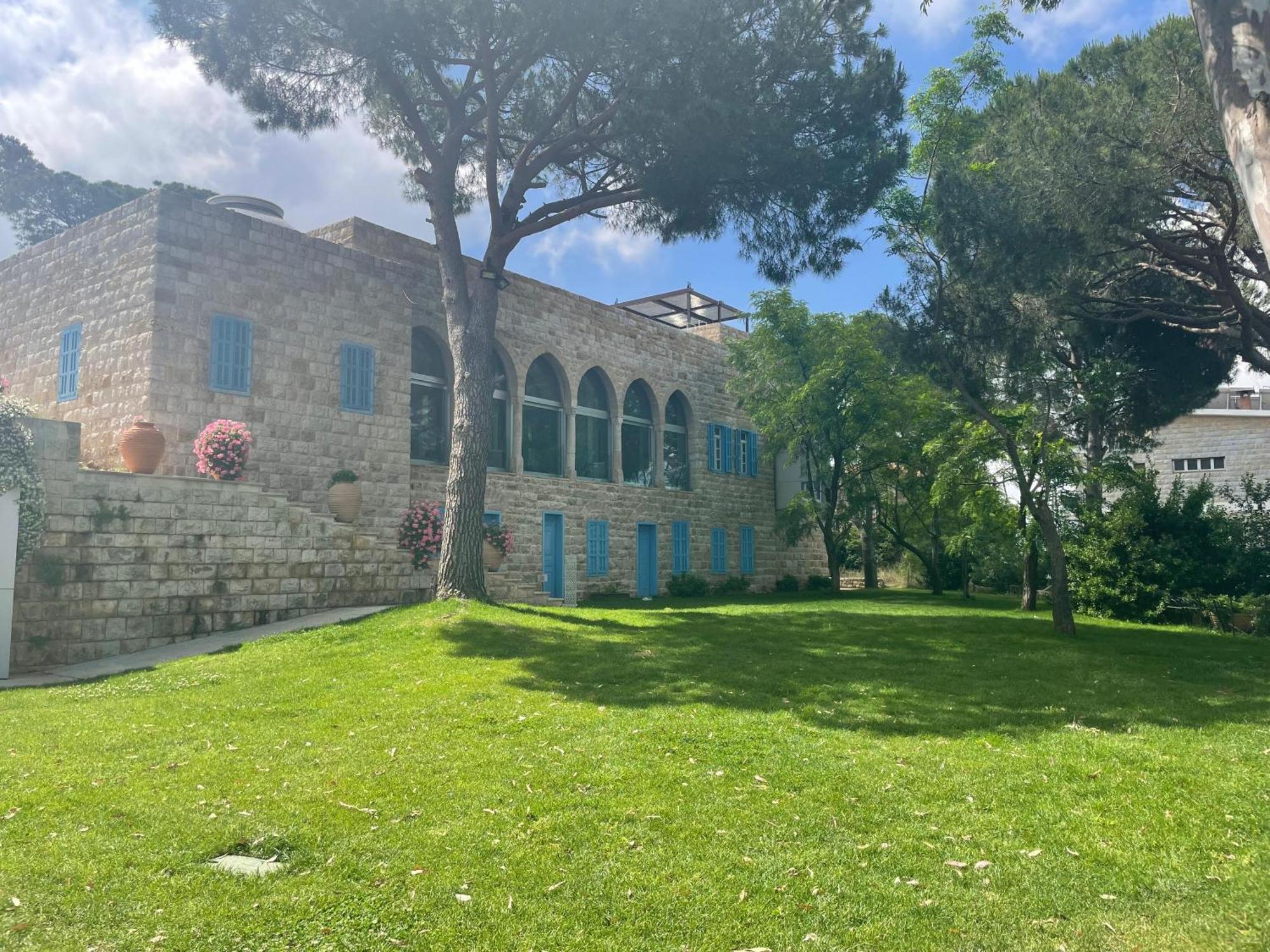 Hotel Al Bustan Beit Mery Esterno foto