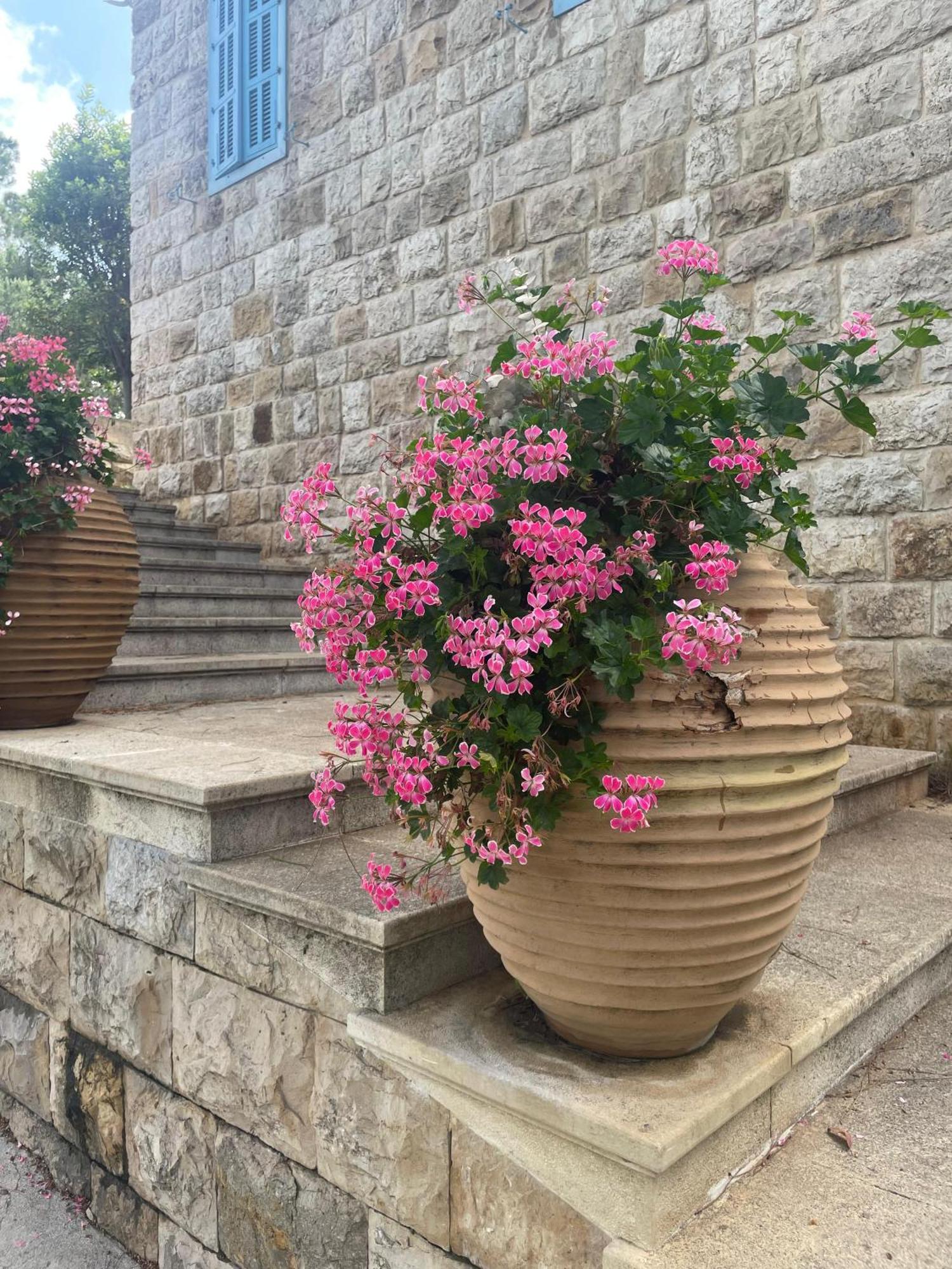 Hotel Al Bustan Beit Mery Esterno foto