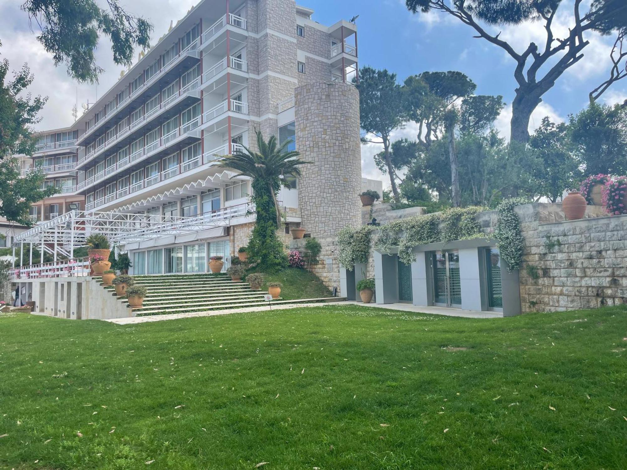Hotel Al Bustan Beit Mery Esterno foto