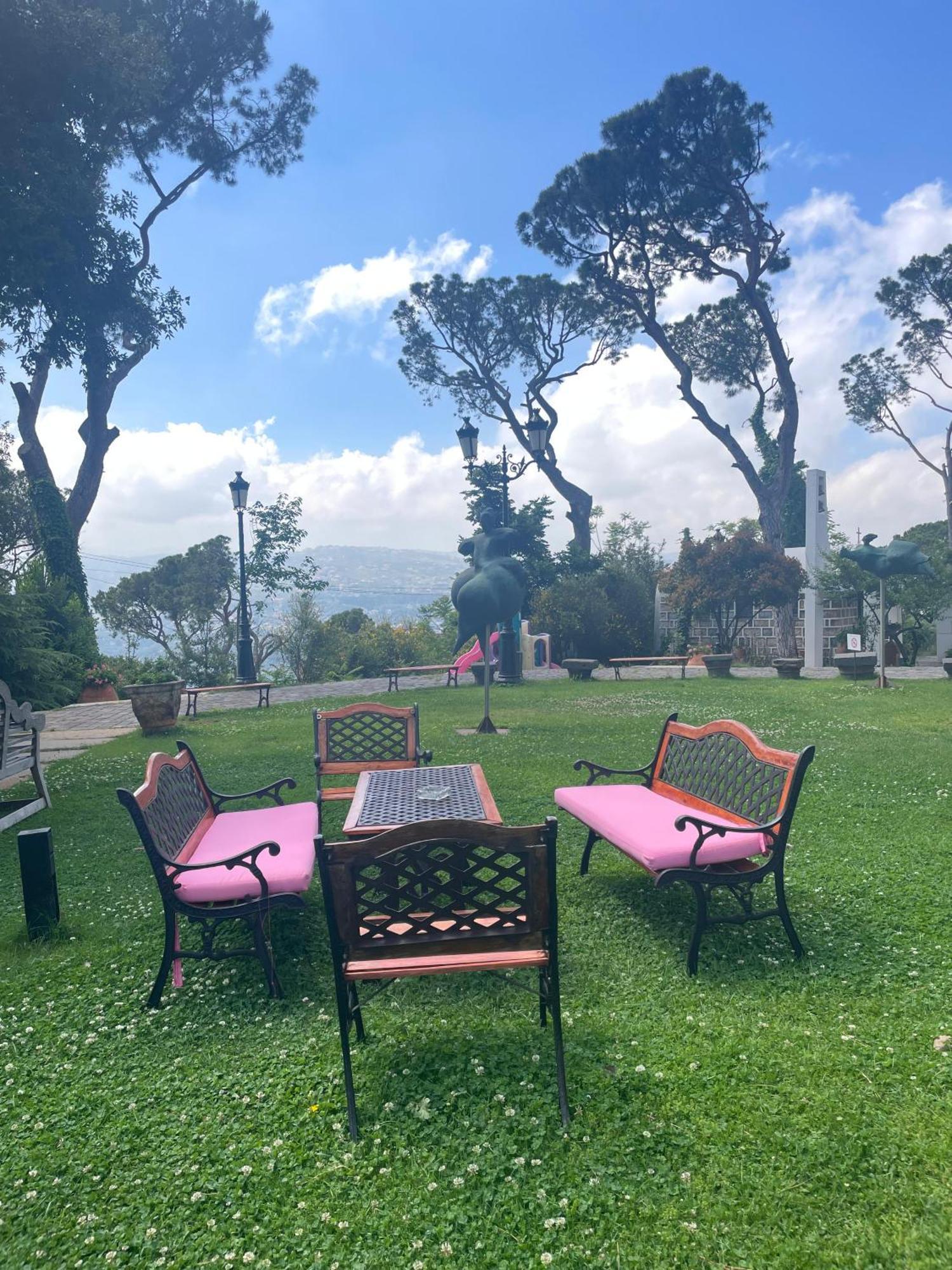 Hotel Al Bustan Beit Mery Esterno foto