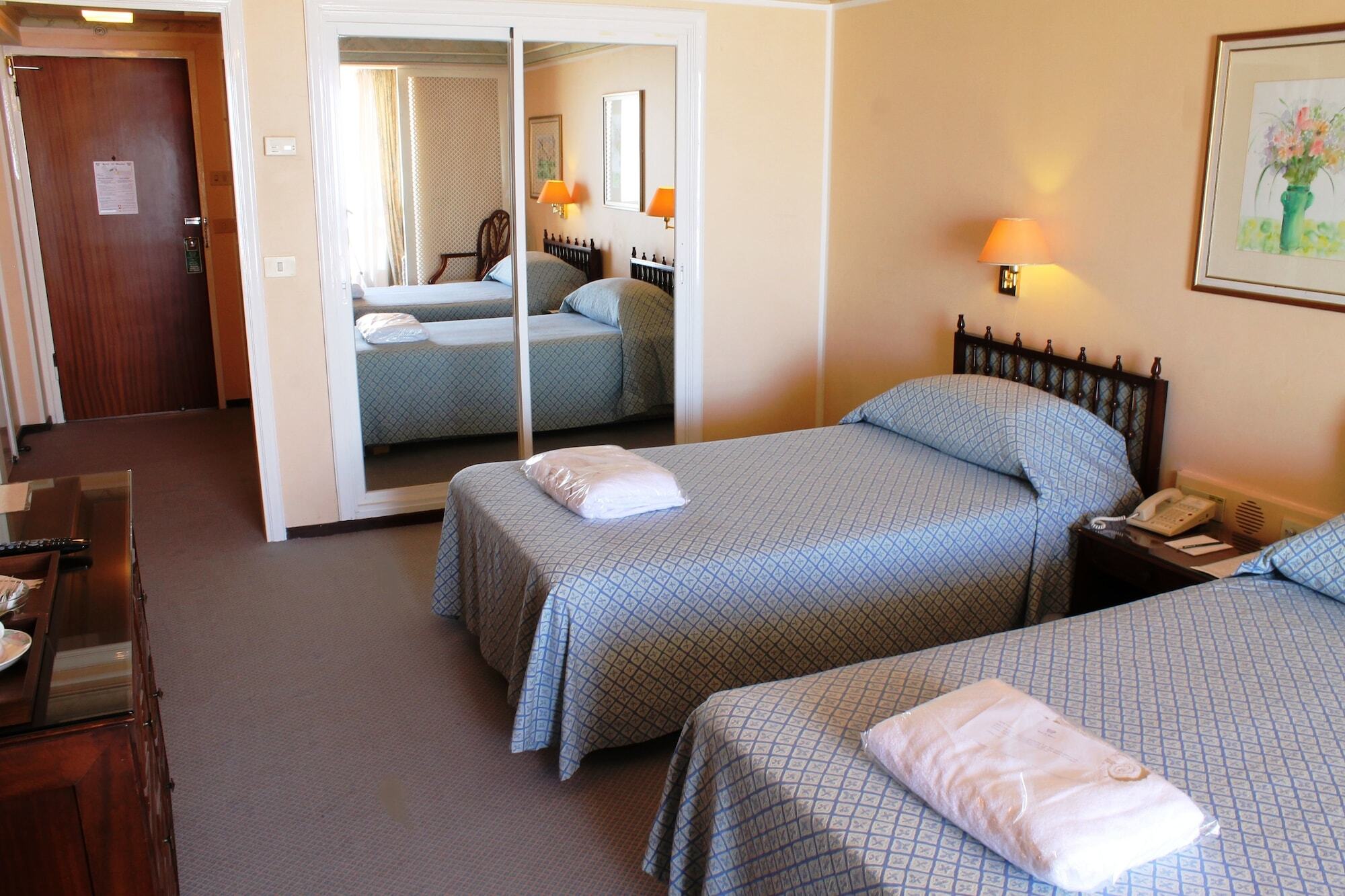 Hotel Al Bustan Beit Mery Esterno foto