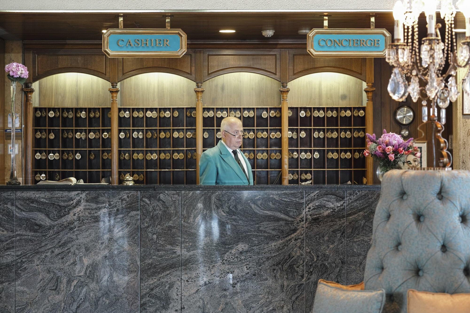 Hotel Al Bustan Beit Mery Esterno foto