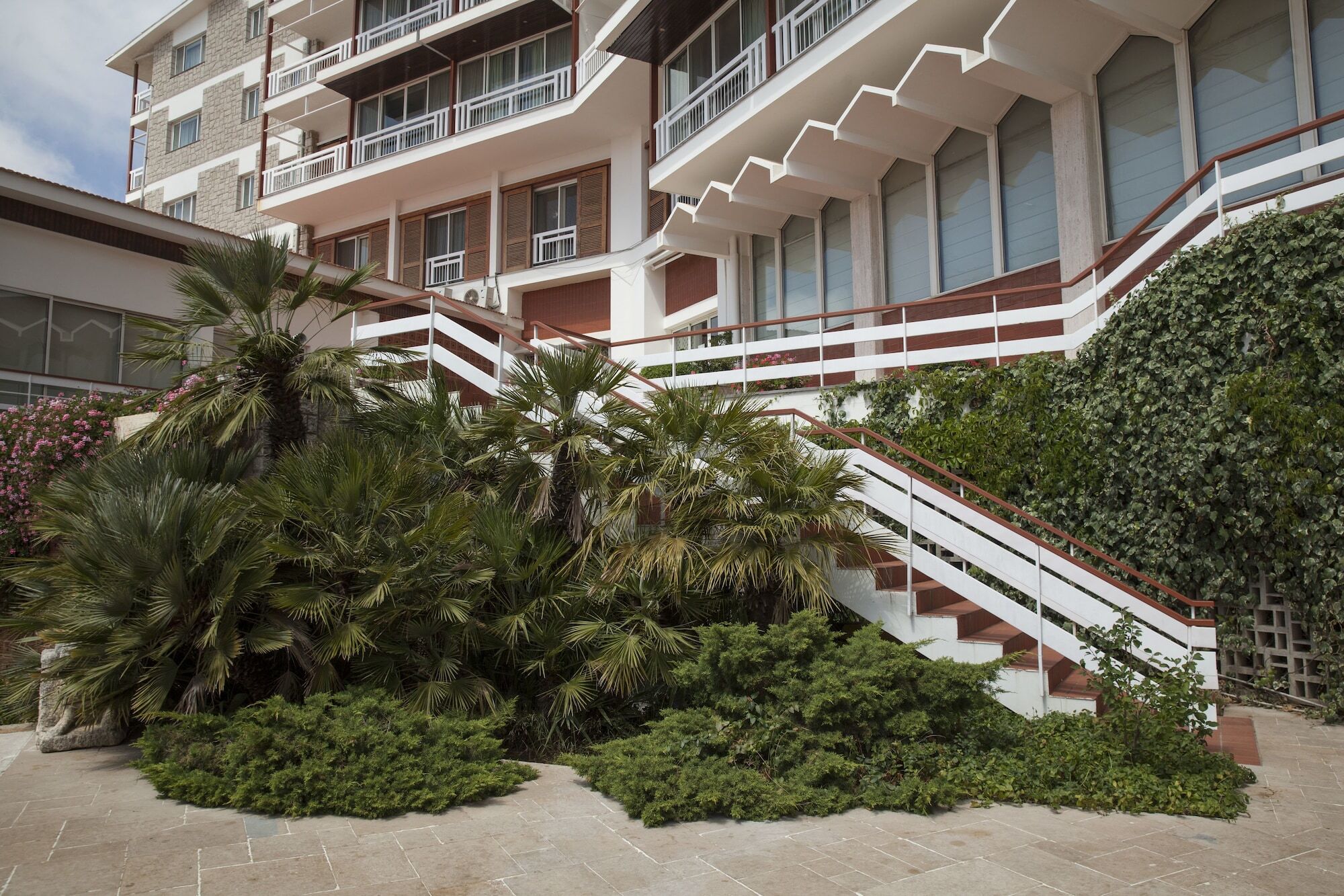Hotel Al Bustan Beit Mery Esterno foto